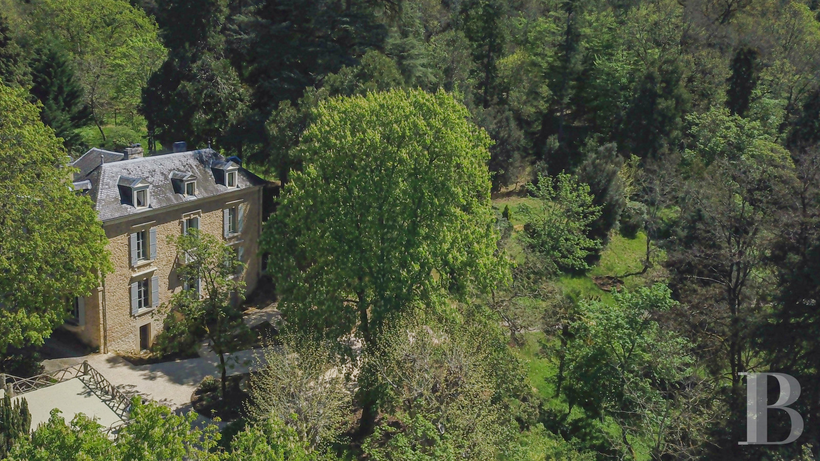 A 1920s house surrounded by a large park in the heart of Sarlat, in the Dordogne - photo  n°1